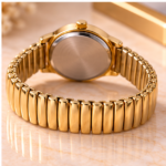 Relógio Feminino DHP Dourado com Pedrarias – Caixa Oval e Pulseira Elástica - Imagem 4